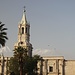Die Kathedrale am Plaza de Armas, dahinter der Chachani