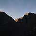 Ultime luci sulla Val Fighèra dalla dorsale dei Cunscitt. La Piana del Türi è la sommità della grande ombra che occupa la sx della foto.