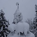 malerisch-witzig - die Natur erfreut uns auch im weiss-grauen Ambiente sehr