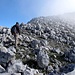 Auf etwa 800m habe ich den breiten Gipfelruecken von Jbel Musa (851m) erreicht, von wo es ueber wegloses aber einfaches Gelaende schnell zum breiten Gipfelplateau geht (T2).