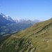 der morgendliche Start oberhalb First; Blick gegen die Alp bei Bachläger, auf Silberhorn und Lauterbrunner Breithorn