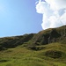 die steile Variante des Abstiegs von Uf Spitzen: linke Fels-, Grasrinne (in Bildmitte)