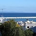 Blick von der "Weissen Stadt", Tanger, auf die Strasse von Gibraltar und auf Spanien. Tanger ist eine faszinierende Stadt: Sie war bis in die 50er Jahre unter [http://de.wikipedia.org/wiki/Internationale_Zone_von_Tanger internationaler Kontrolle] und ein regelrechter Anziehungspunkt fuer Expatriates, Kuenstler und Spione aus aller Herren Laender. Noch heute leben viele Europaeer und Amerikaner in der Stadt. Sie hat sich daher ein gutes Stueck "Leben und Leben lassen" erhalten und wirkt viel eher wie das Casablanca aus dem Film als die heutige Stadt Casablanca selbst, die eigentlich "nur" eine grosse Industriestadt ist.<br />