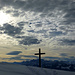 Gibt immer ein gutes Motiv ab: Das Kreuz am Habrütispitz. Heute mit eindrücklichem Wolkenhimmel