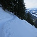 Die Aufstiegsspur durch die Westflanke des Chli Aubrig. Ziemlich von Schneeschuhen geprägt.