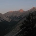 Die Morgendämmerung über dem Halltal leitet einen schönen Hochsommertag ein: vlnr Pfeiser Spitze (2347m, links guckt noch die Rumer Spitze hervor), Stempeljoch, Roßkopf (2670m), Großer (2696m) und Kleiner (2636m) Lafatscher