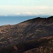 Hier der Zoom auf die knapp 300km(!) entfernte Sierra Nevada. Das Bild ist nur deshalb so schlecht, weil meine Kamera nicht so toll ist (ich musste den Kontrast stark "pushen"). In Wirklichkeit war das verschneite Hochgebirge mit Mulhacen (3482m) klar auszumachen. Uebrigens sieht man wegen der Erdkruemmung von der Sierra Nevada nur die obersten ca. 2000m. Auf diese Entfernung (und aus der Hoehe von Jbel Kelaa) muss ein Berg mindestens ca. 1400m hoch sein, um ueberhaupt ueber den Horizont zu reichen (wenn ich mich nicht verrechnet habe :-).  