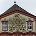  Prächtig am Westgiebel: die Wappen des Hochmeisters Clemens August von Bayern, des Landkomturs Philipp von Froberg und des Mainaukomturs Friedrich von Baden.