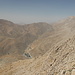 Im Aufstieg zum Bazm Chal - Seitenblick: Rechts ist der markante Gole Zard (3.706 m) zu sehen. Auf der Erhebung links befinden sich einige Sendemasten (Sar Estakhr?, 3.222 m).