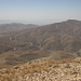 Bazm Chal - Ausblick am Gipfel. Links ist die Haraz-Road samt der Passhöhe bei Emamzadeh Hasan mit etlichen Gebäuden zu erkennen. Auf der Erhebung rechts befinden sich einige Sendemasten (Sar Estakhr?, 3.222 m).