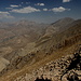 Bazm Chal - Ausblick am Gipfel in etwa östliche Richtung. Rechts ist der weitere Verlauf der Dobrar-Kette (bis 4.072 m) zu sehen, deren nördliche Flanken ziehen hinunter ins Lasem-Tal.