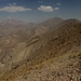 Bazm Chal - Ausblick am Gipfel in etwa östliche Richtung über den weiteren Verlauf Dobrar-Kette und deren nördliche Flanken. Rechts ist die östliche, etwa gleich hohe Gipfelkuppe des Bazm Chal zu sehen.