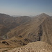 Bazm Chal - Ausblick am Gipfel. Rechts ist der etwa westlich gelegene Berg Gole Zard (3.706 m) zu sehen. Die linke Erhebung ist wohl 3.222 m hoch (Sar Estakhr?).