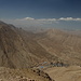 Bazm Chal - Ausblick am Gipfel. Unter anderem ist der Gole Zard (3.706 m, links) und ein Teil des Ortes Polur zu sehen.