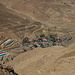 Bazm Chal - Tiefblick vom Gipfel hinunter auf einen Teil des Ortes Polur, mehr als 1.000 m unter uns.
