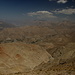 Bazm Chal - Ausblick am Gipfel. Etwas links der Bildmitte ist das nordöstlich gelegene Dorf Ziyar (ca. 2.350 m) zu sehen.