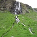 ein Wasserfall (Marke Island) am Oberlauf des Alibek-Bach