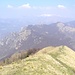 Die Denti della Vecchia vom Monte Boglia aus gesehen. Im Hintergrund ist schwach der Gazzirola zu erkennen.