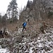 Der steile Zick-Zack-Weg zu den Felsen der Lauchflue. Trotz leichter Schneeauflage gut zu begehen.