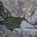 Al guado sul Rio dei Mulini. Per ritrovare il sentiero, si deve traversare la roccia visibile sulla destra.