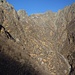 Vallone dei Mulini; in basso a dx il grande masso della Balma Giumela Inferiore. Sulla sx è visibile il versante risalito. La foto è stata scattata dal bivio per il sentiero "alto".