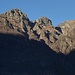 La parte alta del Vallone dei Mulini vista da Cuzzago. Si può notare lo spuntone di riferimento, illuminato dal sole, leggermente a dx della verticale dell'anticima del Moncucco (la cima visibile sulla sinistra).