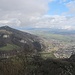 beim Aussichtspunkt (ca. 970 m): Blick nach Oensingen hinunter - und zur Roggenflue hinüber ...