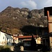 Ankunft in Arogno (586m).<br /><br />Gleich oberhalb des malerischen Dorfes erhebt die steile Südflanke der Sighihnola.