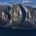 Blick von der Aussichtsplattform der Sighignola auf den Monte San Salvatore (912m).