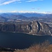 Das wunderbare Panorama von der Plattform auf der Sighignola. Am anderen Seeufer des Lago di Lugano (271m) ist der Monte San Salvatore (912m). Am Horizont sind die Hochalpen zu sehen über die die Schlechtwetterfront aus Norden drückt.