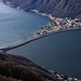 Aussicht von der Plattform auf der Sighignola zum Seedamm der Melide nach Bissone. Die Ponte Diga / Ponte di Melide über den Lago di Lugano (271m) wurde 1848 gebaut.