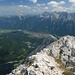 Blick von der Wettersteinspitze hinab auf die zwei Seen, Mittenwald und das Karwendel