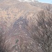 al termine della strada, inizia la ripida traccia che conduce all'Alpe Campallero  per l'ascensione al Massone...