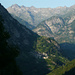 Blick ins Val Peccia - links der Campo Tencia, unten Brontallo im Halbschatten