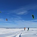 Kite-Skiing. Am Dienstag am Mattjisch Horn hatte ich die Ersten überhaupt gesehen und heute kamen ein paar mehr dazu