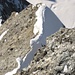 ausgesetzter Schneegrat unterhalb des Gipfelaufbaus