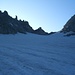 Der Tälligletscher. Ganz Rechts am Gletscherende (bereits in der Sonne) ist das Hohsandjoch.
