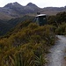 eine breite Spur führt hinauf. Da hier der Routeburn Track drüber führt sind auch Toiletten aufgestellt