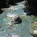 Kristallklares Wasser in den Bächen