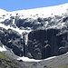 senkrechte Wände unter den Schneefeldern, hier haben die Gletscher ganze Arbeit geleistet