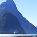 das Kreuzfahrtschiff wirkt richtig mickrig vor dem Mitre Peak