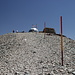 Im Aufstieg zum Tochal - Kurz vor Ankunft am Gipfel. Gut ist bereits die etwas futuristisch anmutende, kuppelförmige Schutzhütte zu erkennen: sozusagen ein "Iglu" aus Aluminium.