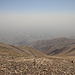 Tochal - Ausblick am Gipfel auf Teheran. Die weitläufige iranische Hauptstadt verschwindet im sommerlichen Dunst.