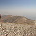 Tochal - Ausblick am Gipfel. Auf dem Wanderweg über den südlichen Grat sind einige Wanderer zu erkennen. Und im Hintergrund ist auch Teheran im Ansatz zu erahnen.