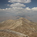 Unterwegs vom Tochal zum Shah Neshin - Ausblick. In Bildmitte dürfte der Sarbaz (3.755 m) zu sehen sein.