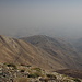 Unterwegs vom Shah Neshin in Richtung Tochal (Rückweg) - Ausblick über einige Gräser und Zwergsträucher nach Teheran, das nach wie vor im Dunst steckt.