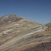 Unterwegs vom Shah Neshin in Richtung Tochal (Rückweg) - Blick über einige Lifte des Skigebietes zum westlichen Nebengipfel des Tochal.