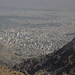 Teheran - Tiefblick über schroffe Bergflanken auf die Hauptstadt des Iran.