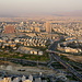 Teheran - Ausblick vom Fernsehturm "Borj-e Milad". Der Insider erkennt beim genauen Hinsehen auf einigen Straßen den ortsüblichen Verkehr: Hier und da wurde spontan eine zusätzliche Spur eröffnet, der Abstand der Fahrzeuge ist deutlich reduziert, die Geschwindigkeit eher nicht ...
