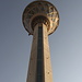 Teheran - Der "Borj-e Milad" ist mit 435 Metern der höchtste Turm des Iran und gilt als sechsthöchster Fernsehturm weltweit. Im Turmkorb gibt es mehrere Aussichtsplattformen, die grandiose Blicke über die Hauptstadt ermöglichen. Selbst eine umlaufende "Frischluft-Terasse" ist in großer Höhe vorhanden.